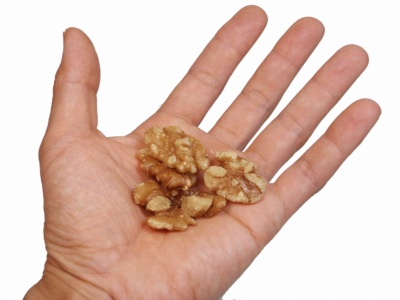 生クルミでククサを磨く